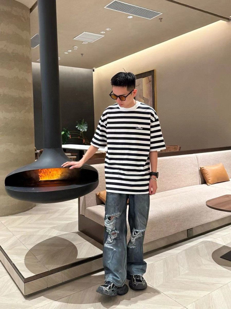 Camiseta de rayas blancas y negras de Balenciaga.