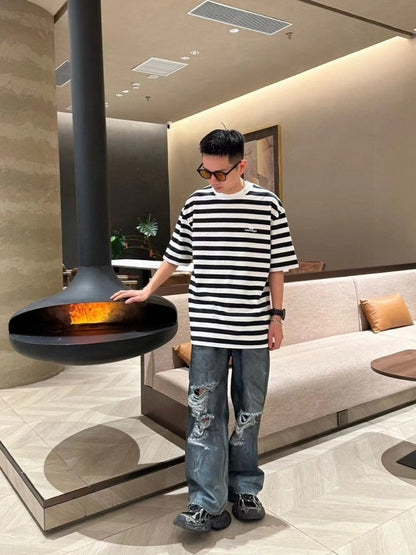 Camiseta de rayas blancas y negras de Balenciaga.