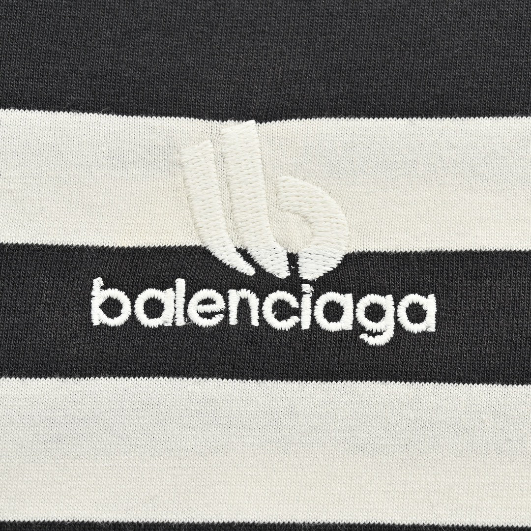 Camiseta de rayas blancas y negras de Balenciaga.