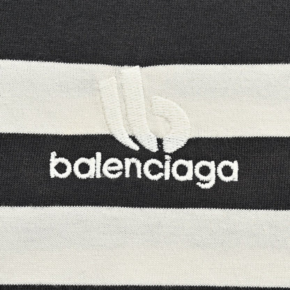 Camiseta de rayas blancas y negras de Balenciaga.