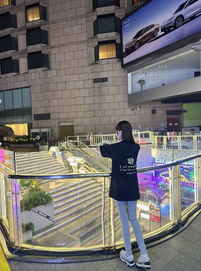 Camiseta gráfica negra de Balenciaga