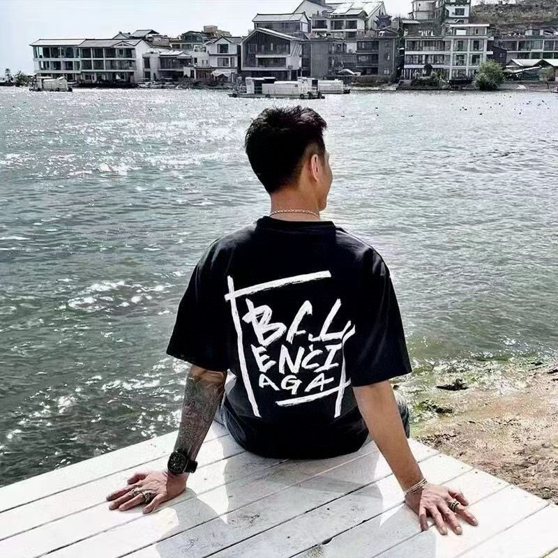 T-shirt noir Balenciaga avec motif graphique audacieux