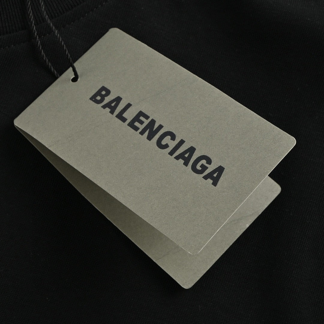 Camiseta negra Balenciaga con diseño gráfico