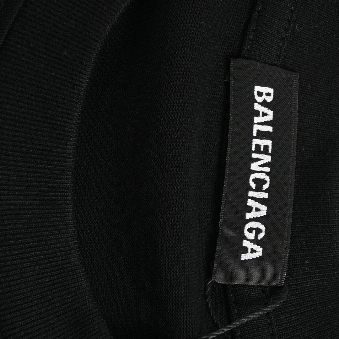Camiseta negra Balenciaga con diseño gráfico