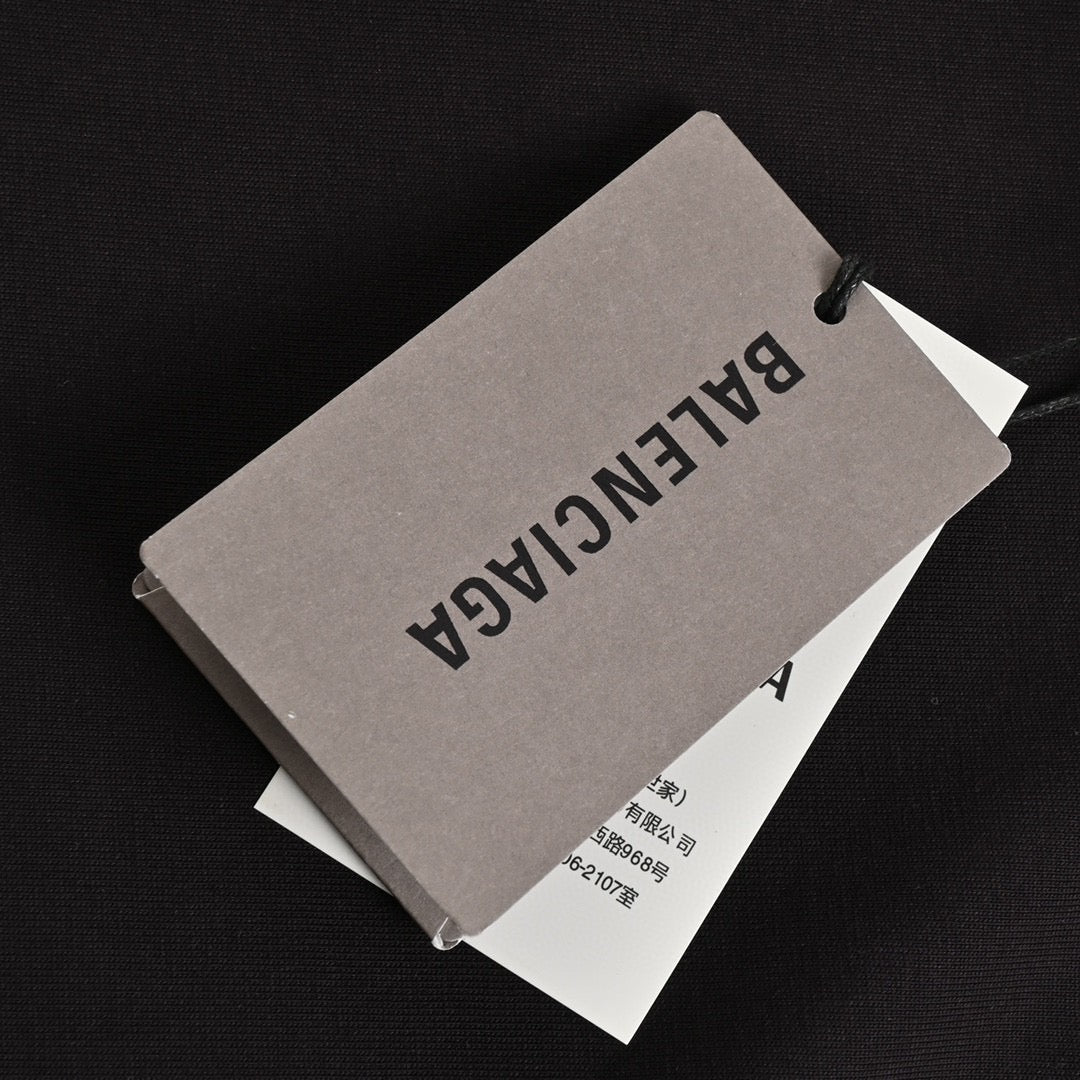 Camiseta negra Balenciaga con detalle de etiqueta