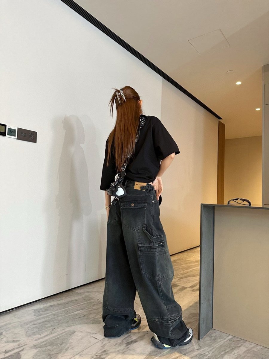 Camiseta negra Balenciaga con detalle de etiqueta