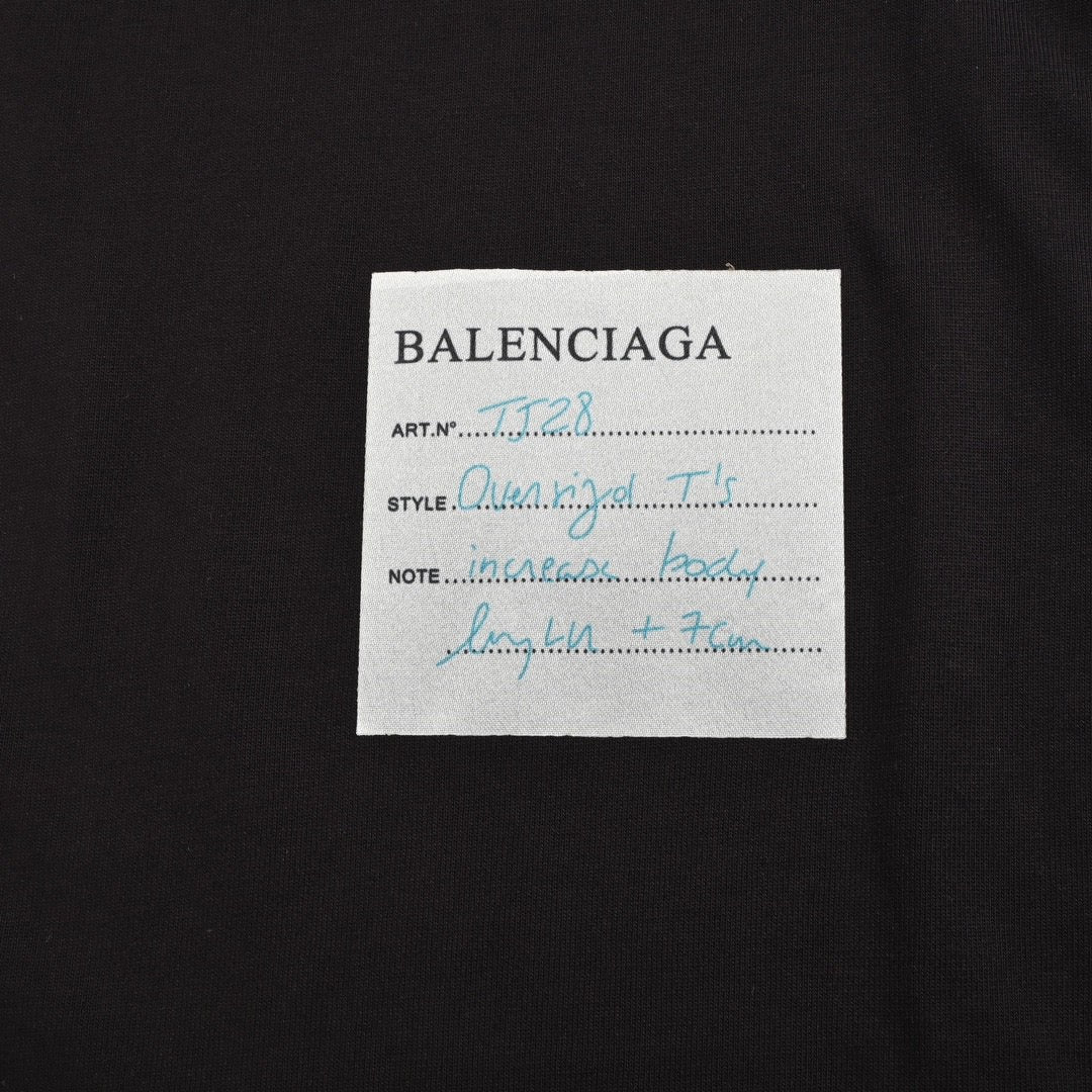 Camiseta negra Balenciaga con detalle de etiqueta