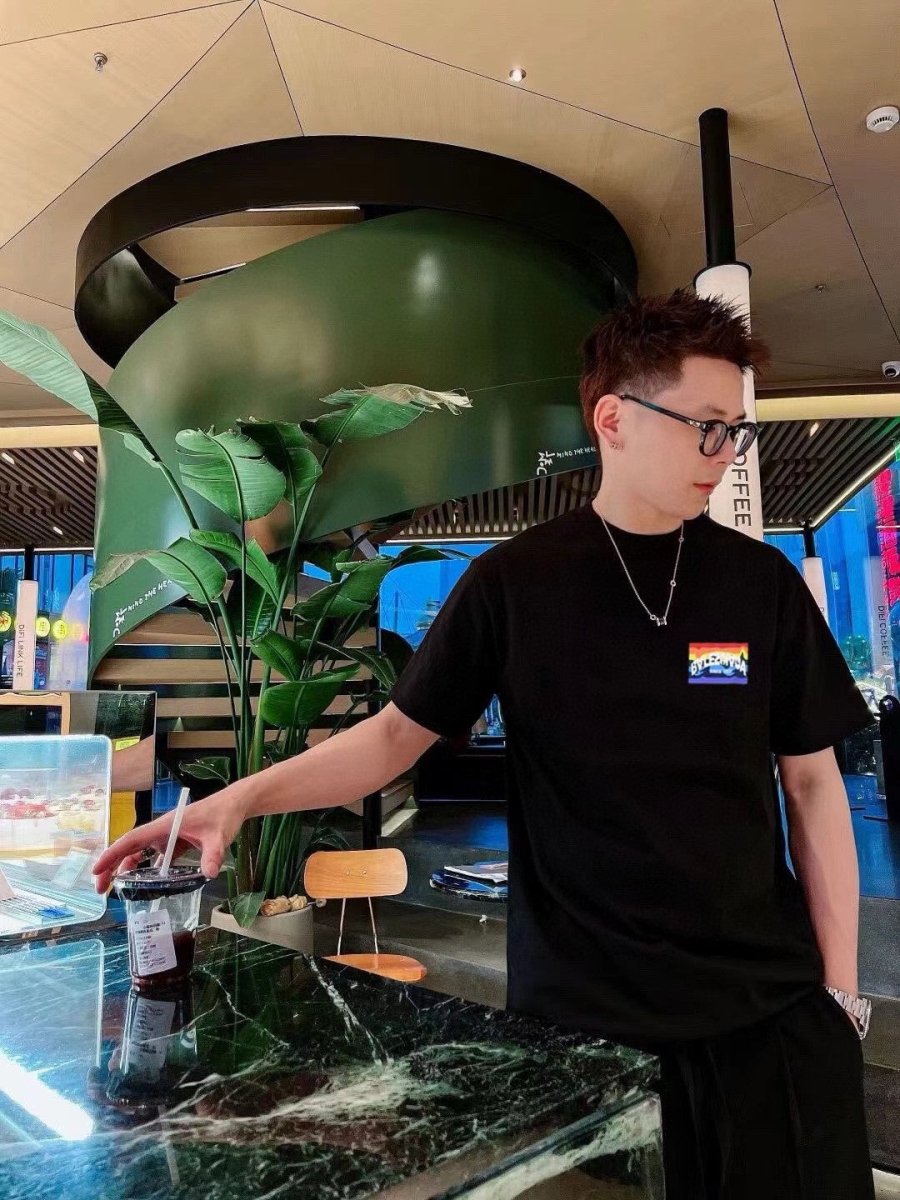 Camiseta negra Balenciaga con estampado de montaña