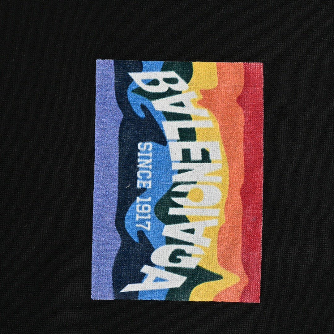 Camiseta negra Balenciaga con estampado de montaña