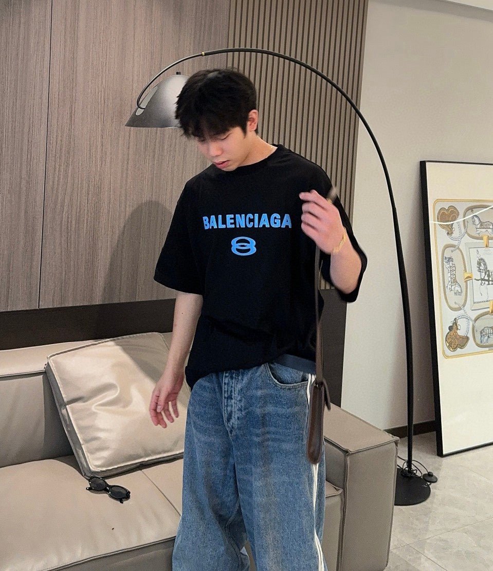 Camiseta Balenciaga con logo azul (negra)
