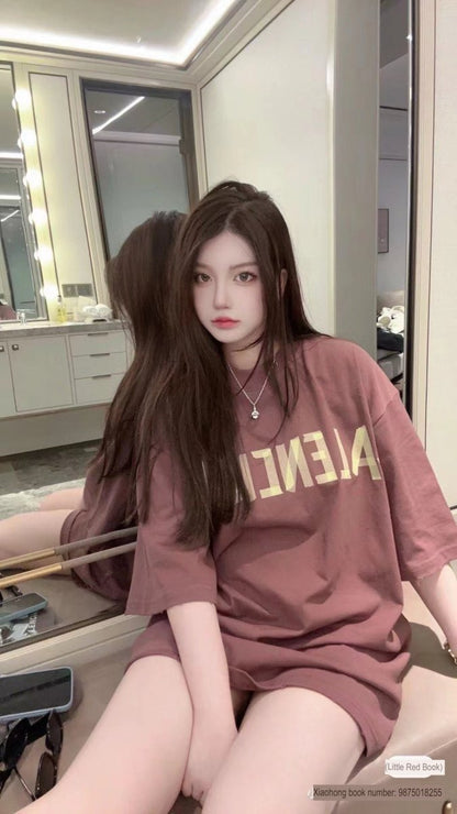 Camiseta Balenciaga con logo color burdeos