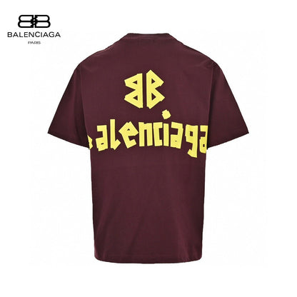 Camiseta Balenciaga con logo color burdeos