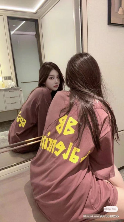 Camiseta Balenciaga con logo color burdeos