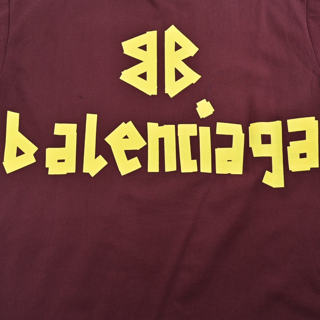 Camiseta Balenciaga con logo color burdeos