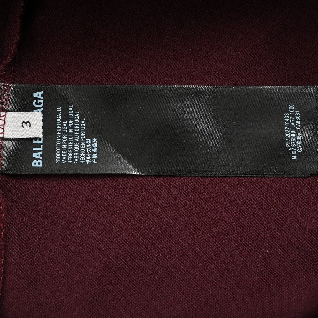Camiseta Balenciaga con logo color burdeos