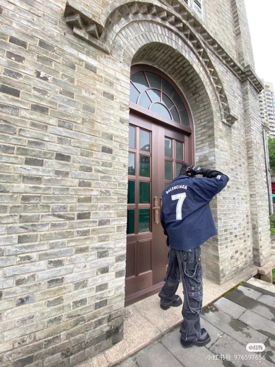 CHEMISE À MOTIFS LOGO À MANCHES LONGUES ET À BOUTONS, BLEU MARINE, DE BALENCIAGA