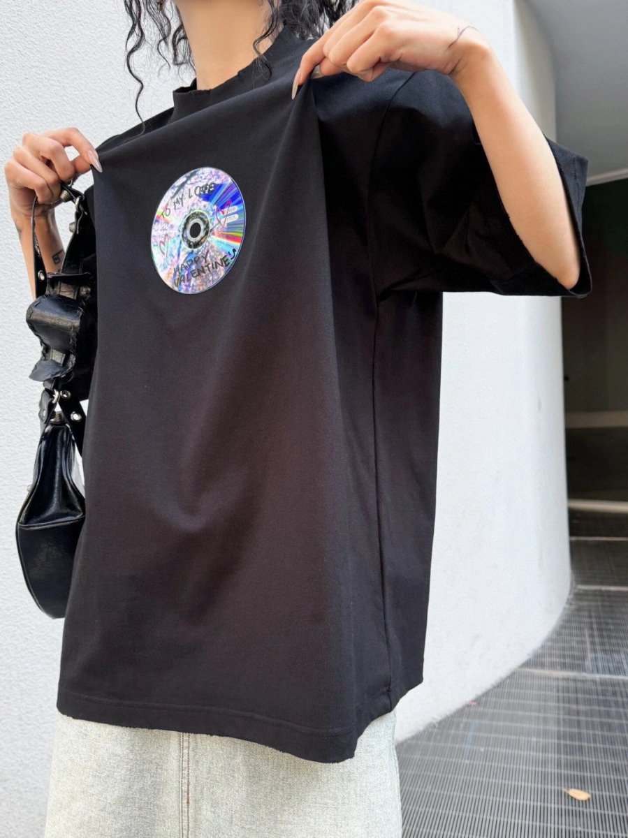 Camiseta negra con gráfico de Balenciaga CD.