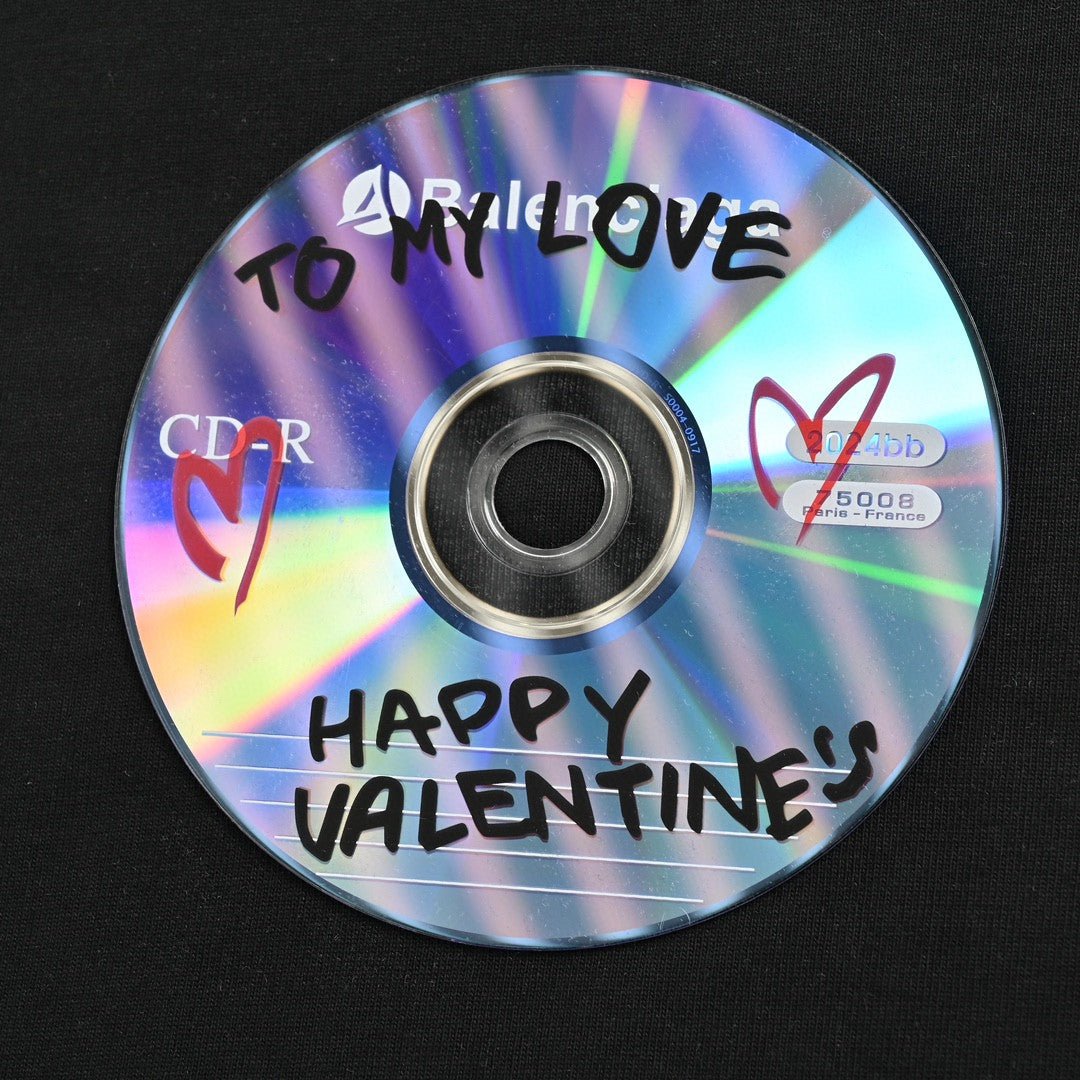 Camiseta negra con gráfico de Balenciaga CD.