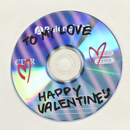 Camiseta blanca con gráfico CD de Balenciaga