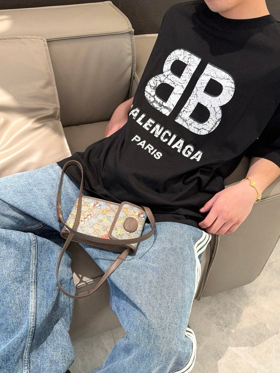 Camiseta Balenciaga con logo 'BB' agrietado (negra)