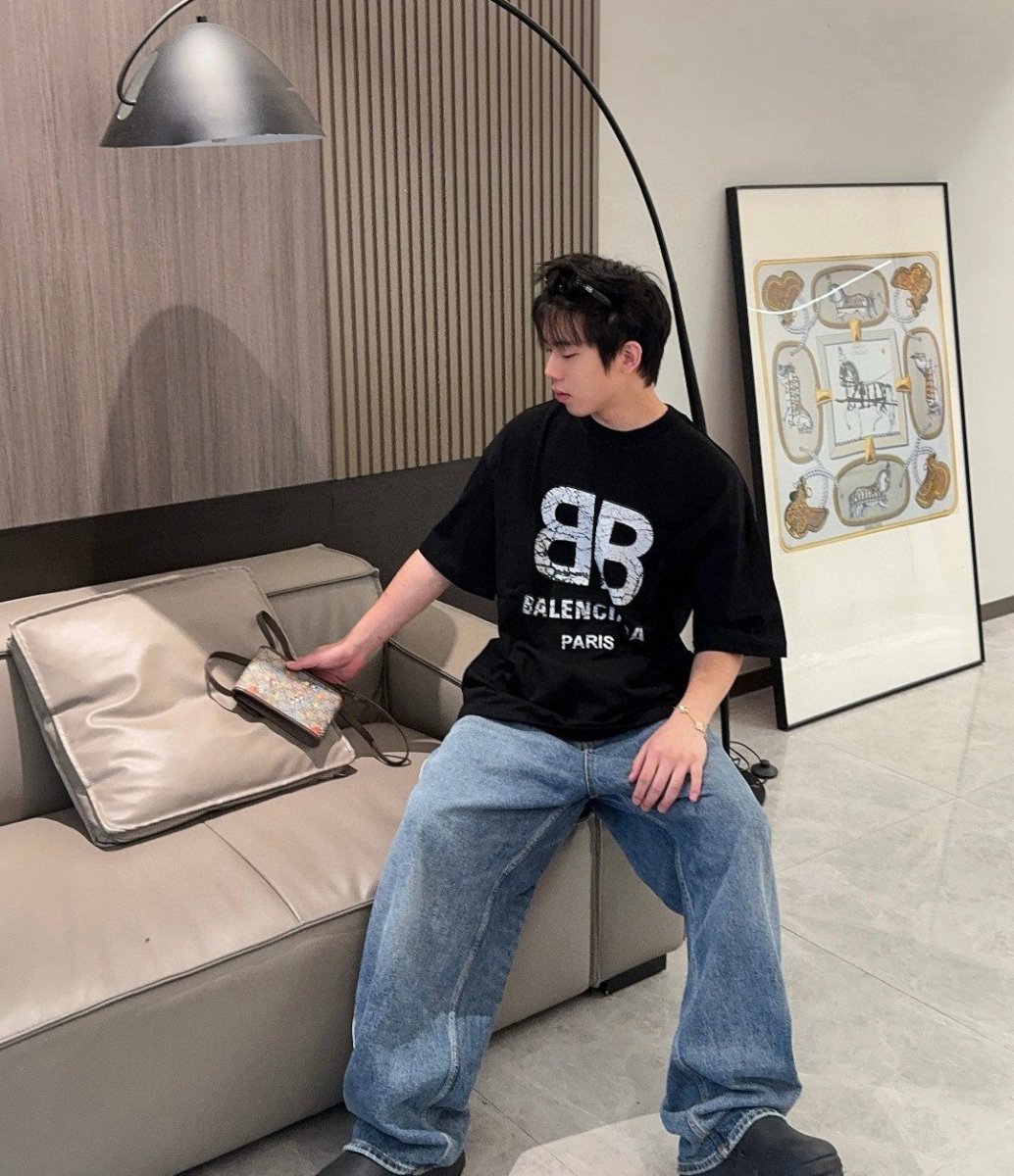 Camiseta Balenciaga con logo 'BB' agrietado (negra)