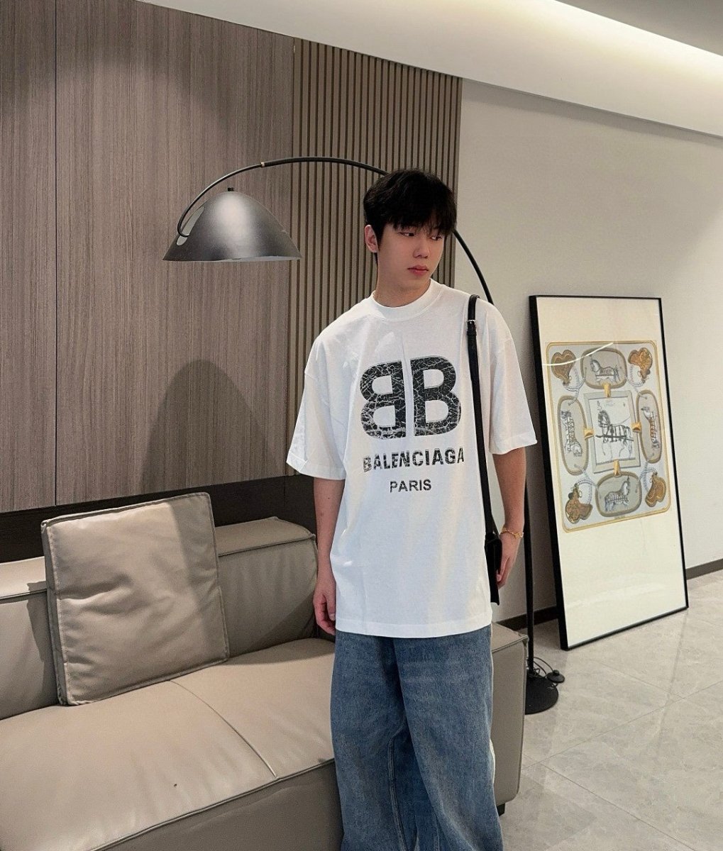Camiseta Balenciaga con logo 'BB' agrietado (blanca)