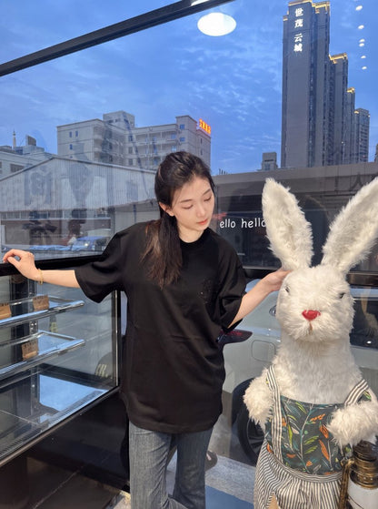 Camiseta Balenciaga con logo de cristal en negro