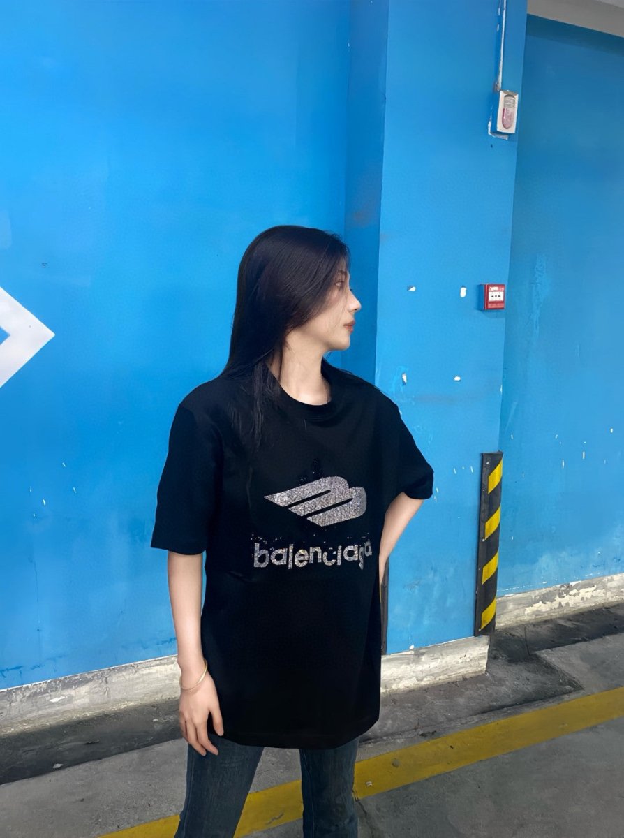 Camiseta Balenciaga con logo de cristal en negro