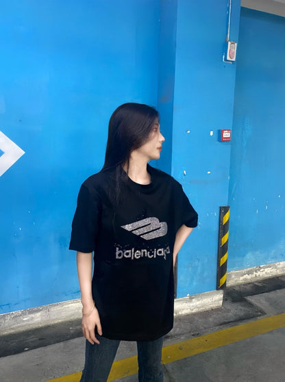 Camiseta Balenciaga con logo de cristal en negro