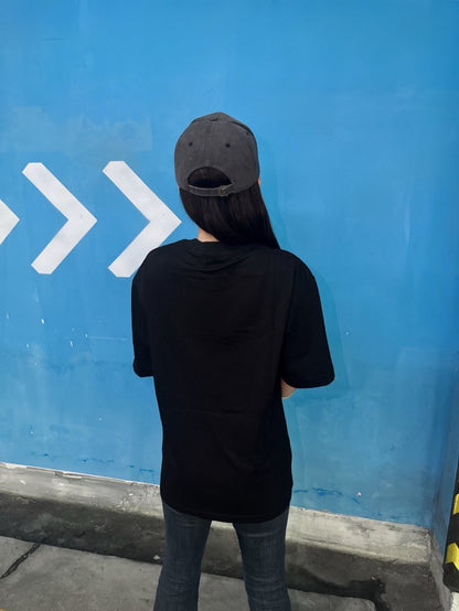 Camiseta Balenciaga con logo de cristal en negro