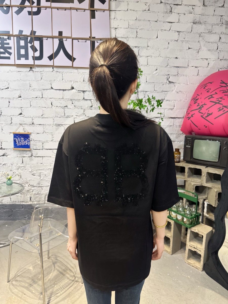 Camiseta Balenciaga con logo de cristal en negro