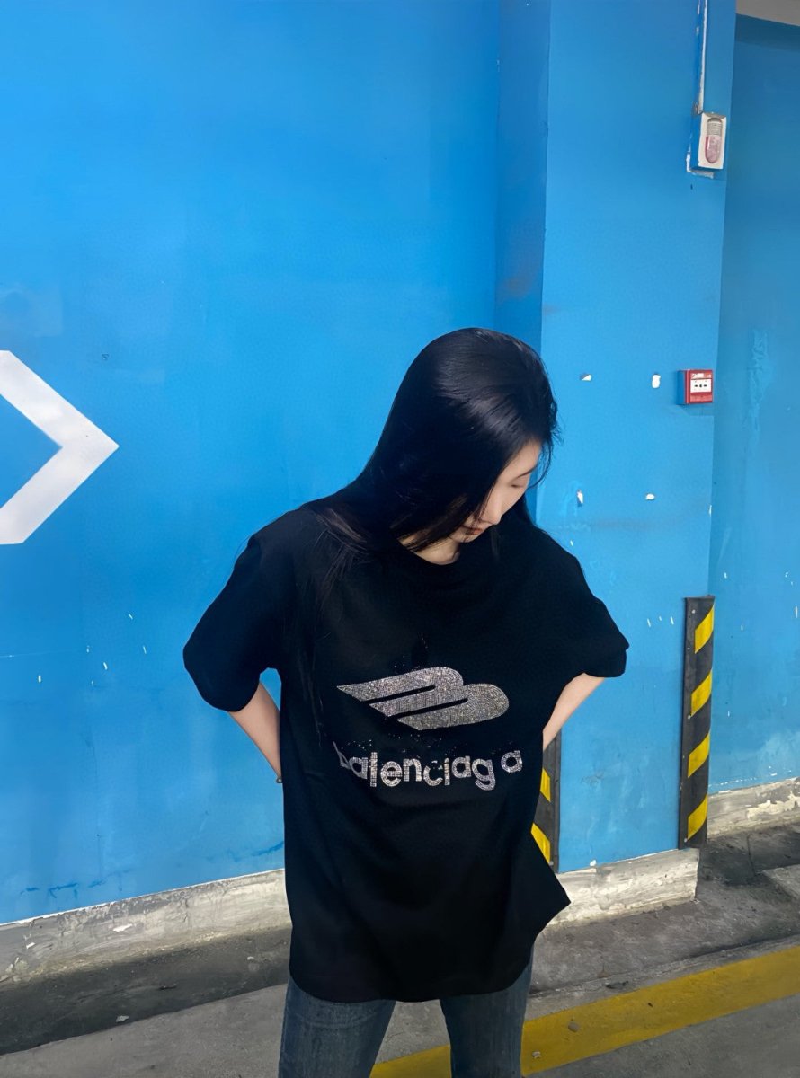 Camiseta Balenciaga con logo de cristal en negro