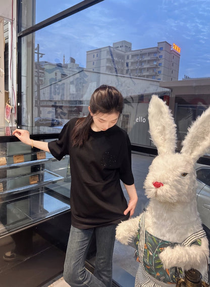 Camiseta Balenciaga con logo de cristal en negro