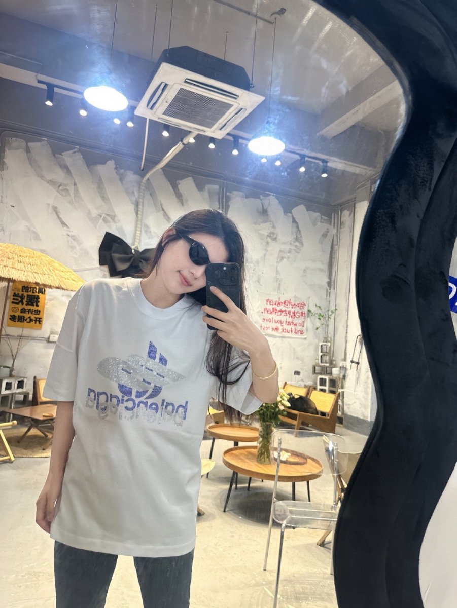 Camiseta Balenciaga con logo de cristal en blanco