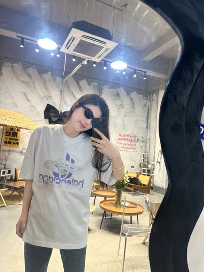 Camiseta Balenciaga con logo de cristal en blanco