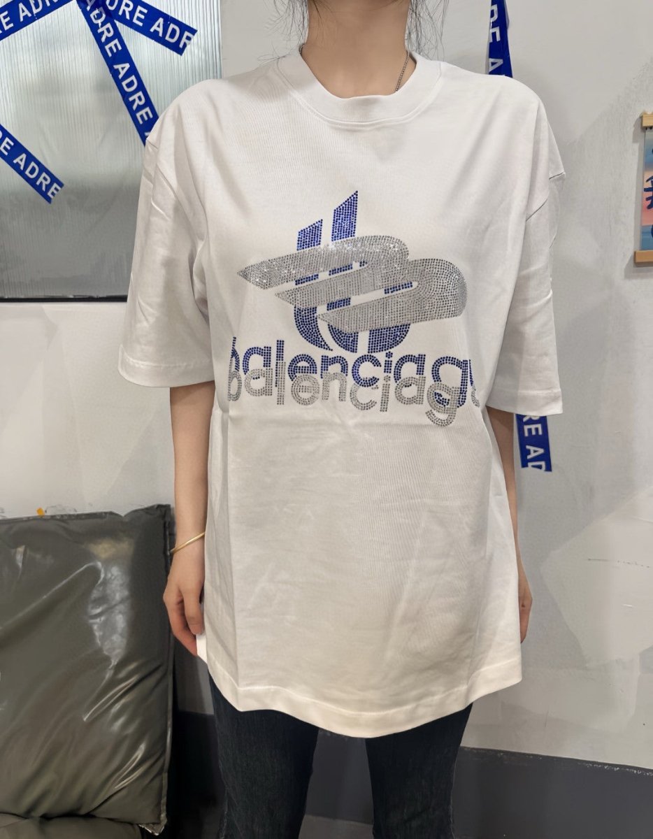 Camiseta Balenciaga con logo de cristal en blanco