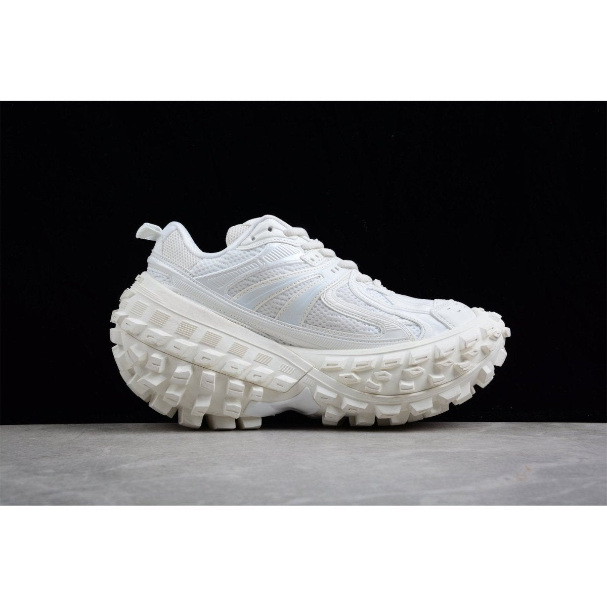 BALENCIAGA Defender - - White Unisex Streetwear Limited Edition - The Balenciaga Defender x White is a sleek iteration of the brand s iconic silhouette, showcasing