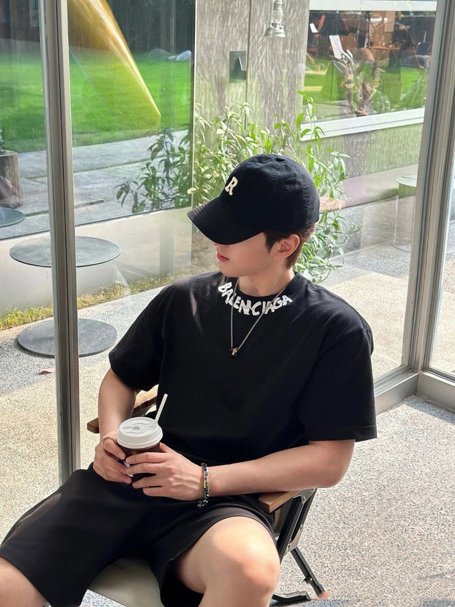 Camiseta Balenciaga con logo distorsionado (negra)