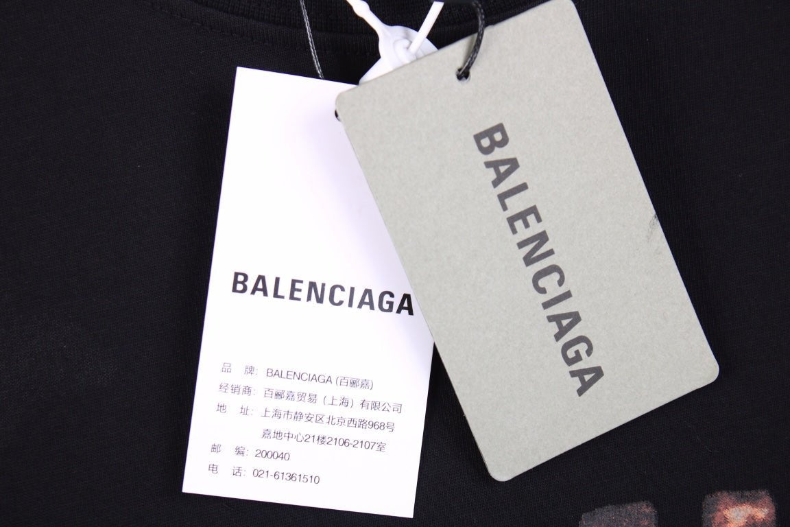Camiseta Balenciaga con logo BB desgastado