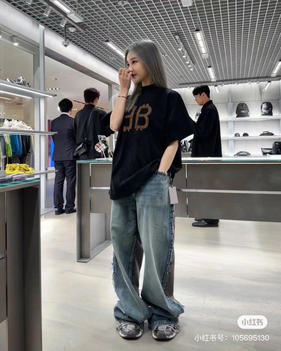 Camiseta Balenciaga con logo BB desgastado