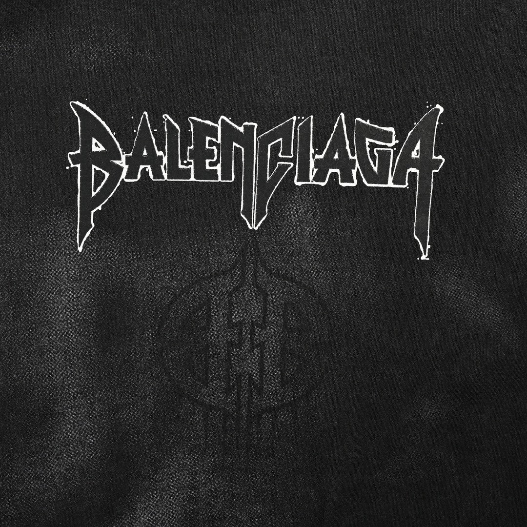 Camiseta negra Balenciaga con logo desgastado