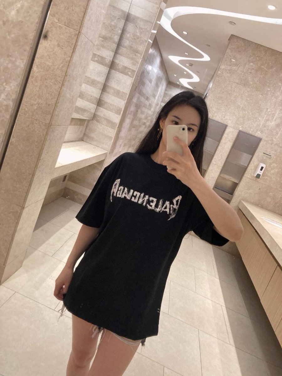 Camiseta Balenciaga con logo desgastado en negro