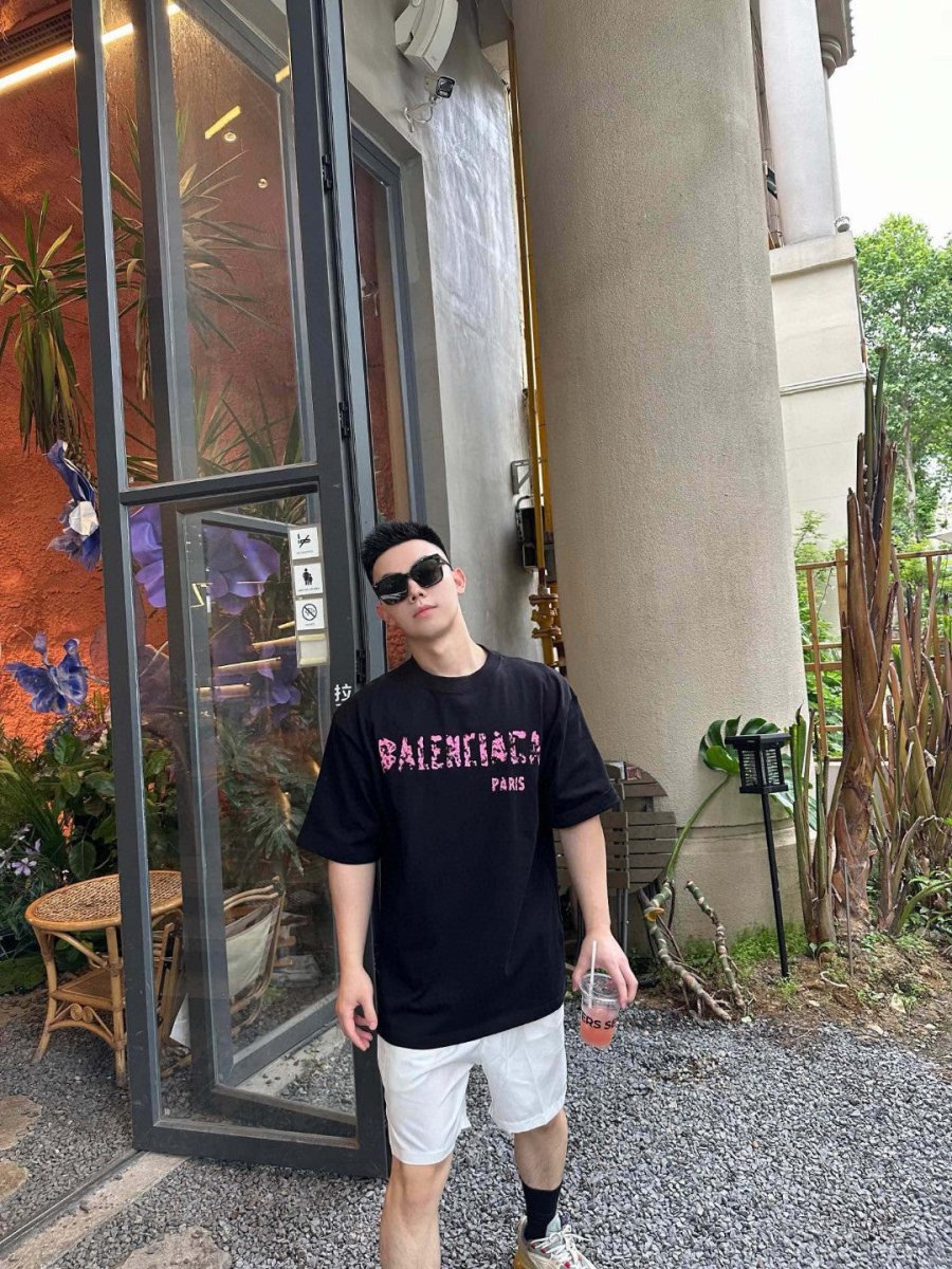 Camiseta Balenciaga con logo desgastado en negro