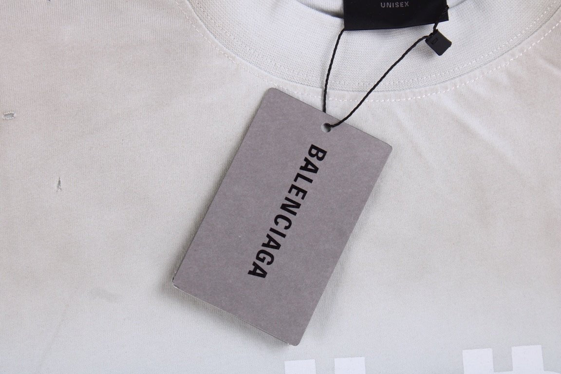 Camiseta Balenciaga con logo desgastado, blanca y gris