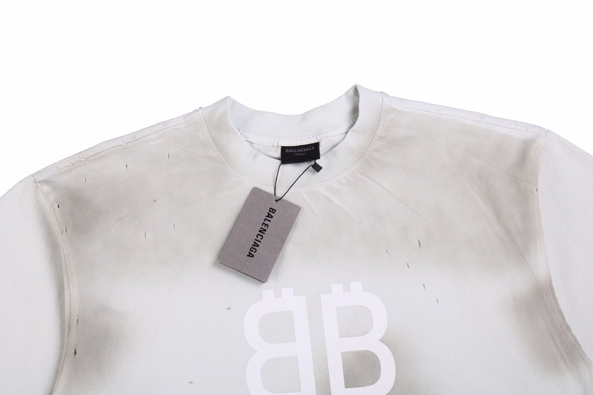 Camiseta Balenciaga con logo desgastado, blanca y gris
