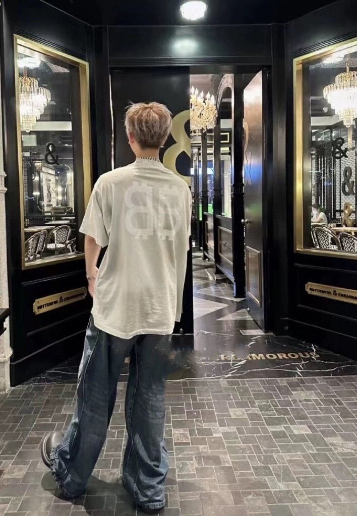 Camiseta Balenciaga con logo desgastado, blanca y gris