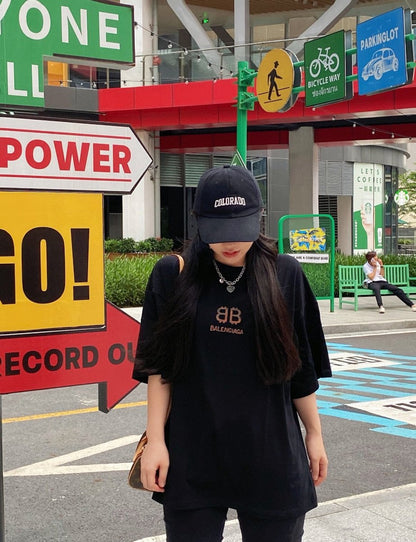 Camiseta negra con el logo doble B de Balenciaga