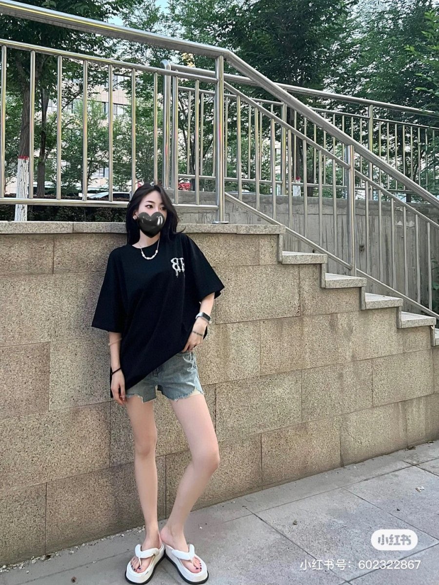 Camiseta Balenciaga con logo BB goteando (negra)