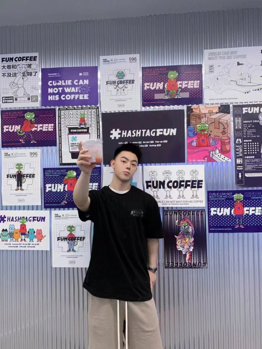 Camiseta Balenciaga con parche bordado y logo (negra)