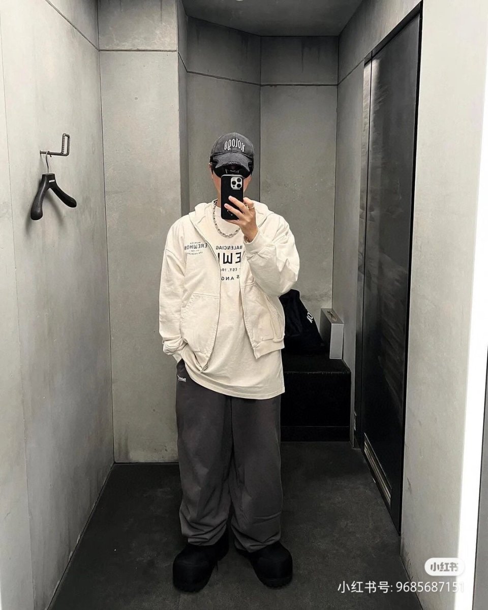 Balenciaga Erewhon T-shirt (beige) Unisex Streetwear Limited Edition - <span>Beige t-shirt featuring the text 'Balenciaga Erewhon Est. 1968 Los Angeles' on the front. Crafted